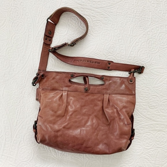 Aunts & Uncles Mrs. Muffin Shoulder Bag - Picture 1 of 12